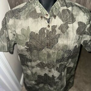 Men’s used O’Neil shirt sleeve fall leaves button down shirt size M medium
